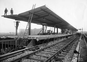 Schwarz-weiß-Foto des Bahnsteigs am Bahnhof Wernerwerk kurz vor Fertigstellung