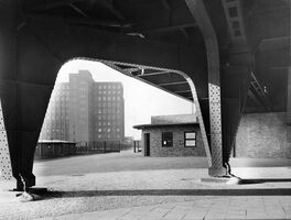 Schwarz-weiß-Foto des Westeingangs am Bahnhof Siemensstadt