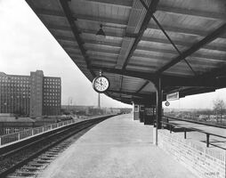 Schwarz-weiß-Foto des Bahnsteigs am Bahnhof Siemensstadt