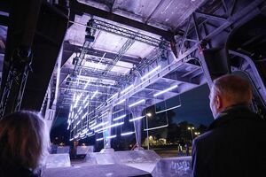 Stahlviadukt der Siemensbahn wird von Leuchtröhren blau angestrahlt