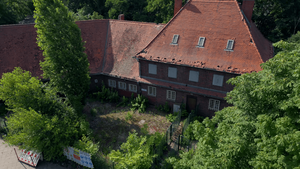 Das Bahnhofsgebäude des Bahnhofs Gartenfeld von schräg oben fotografiert