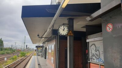 Blick vom Bahnsteig am Bahnhof Westhafen auf die Gleise