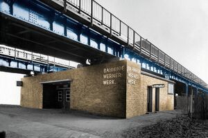 Archiv-Foto (Schwarz-weiß) des Bahnhofs Wernerwerk, Empfangsgebäude und Stahlviadukt eingefärbt