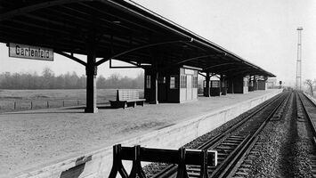 Schwarz-weiß-Foto des Bahnhofs Gartenfeld mit Blick auf den Bahnsteig