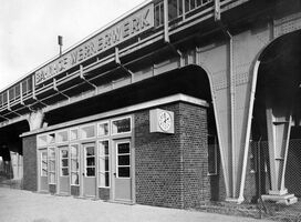 Schwarz-weiß-Foto des Südeingangs am Bahnhof Wernerwerk