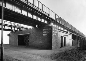 Schwarz-weiß-Foto des fertiggestellten Bahnhofs Wernerwerk