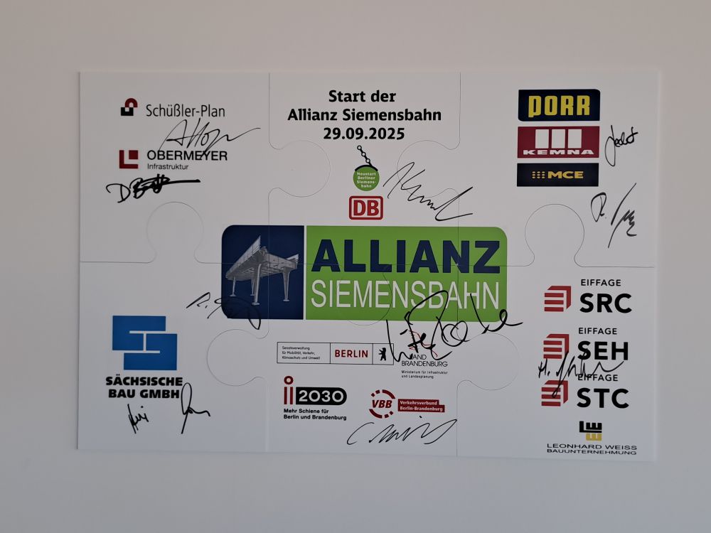 Puzzle aus sechs großen Teilen, Aufschrift "Allianz Siemensbahn und Logos der beteiligten Projektpartner