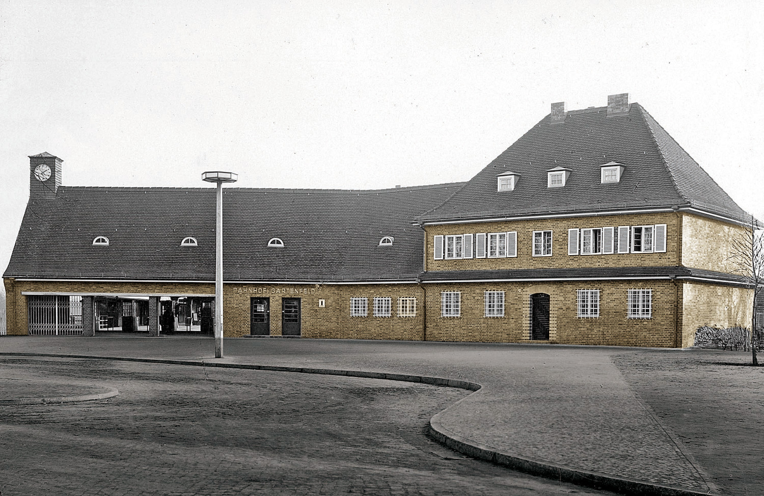 Archiv-Foto (Schwarz-weiß) Empfangsgebäude Bahnhof Gartenfeld