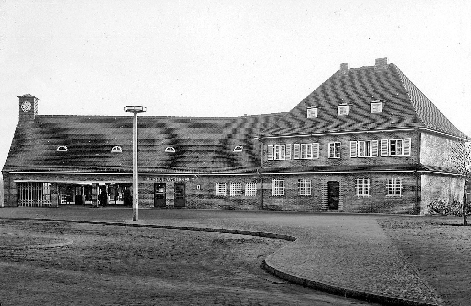 Archiv-Foto (Schwarz-weiß) Empfangsgebäude Bahnhof Gartenfeld
