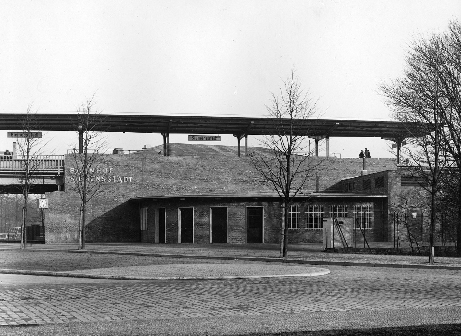 Archiv-Foto (Schwarz-weiß) des Bahnhofs Siemensstadt